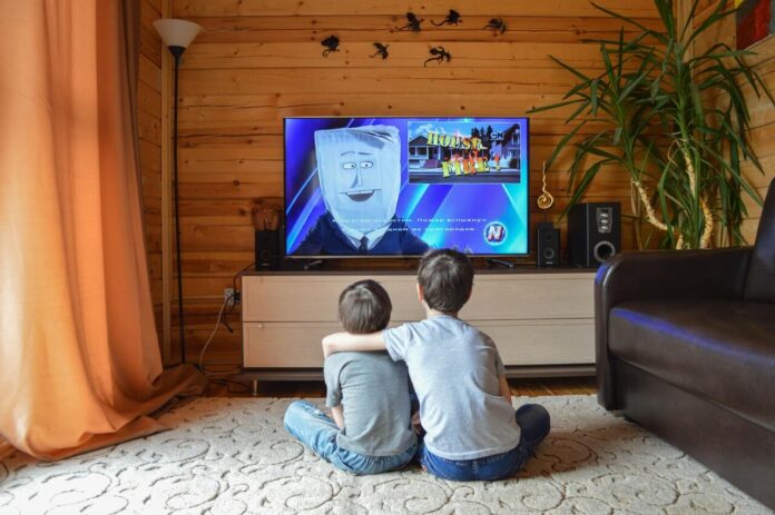 Dzieci oglądające TV