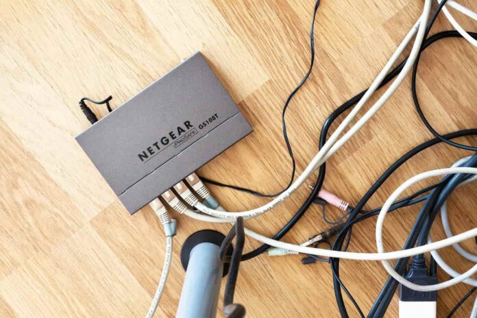 router podpięty kablami