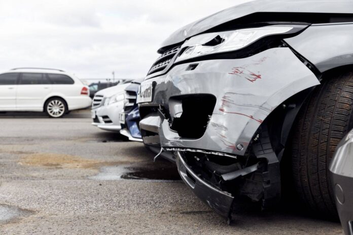 Szkoda parkingowa bez świadków – jak zabezpieczyć informacje i dowody, zanim opuścimy miejsce?