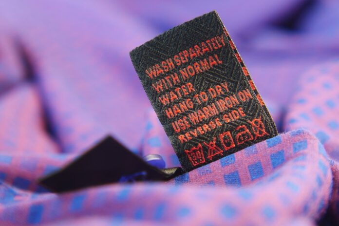 Symbole na metkach ubrań: jak odczytać zasady prania, suszenia i prasowania